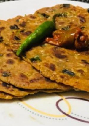 A picture of Spring onion paratha.