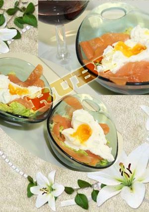 Une photo de Saumon fume et oeuf poche sur salade