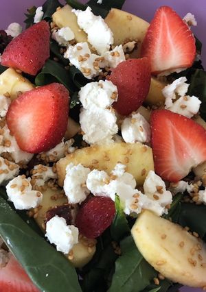 Una foto de Ensalada agridulce con frutos,espinacas y queso de cabra