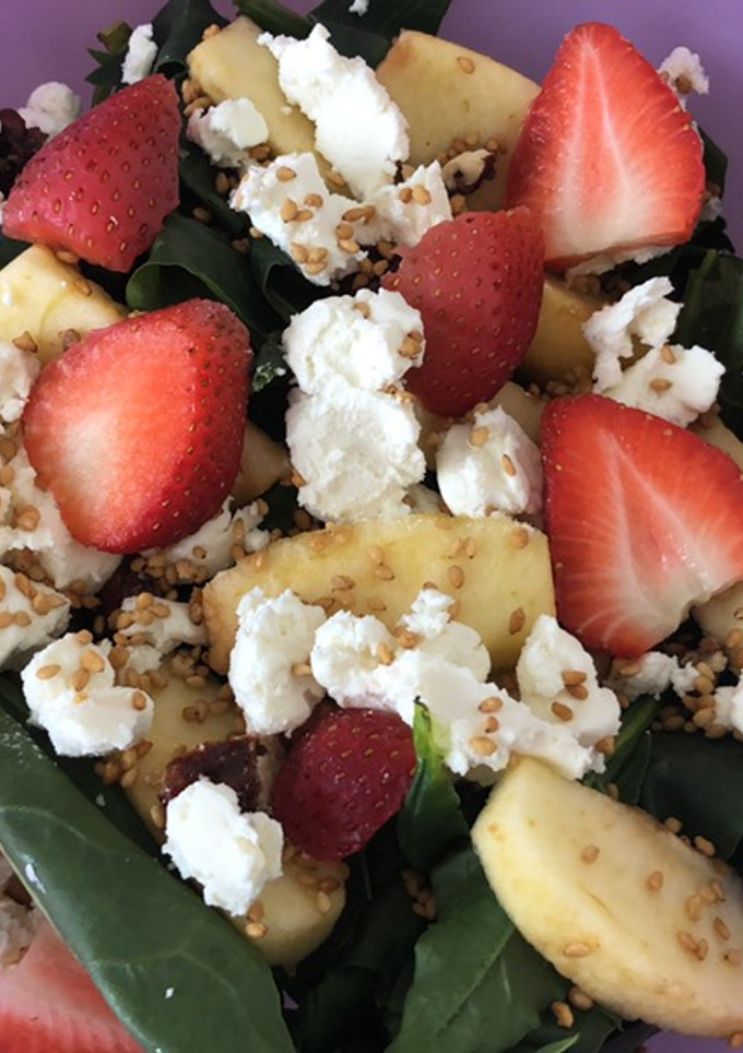 Una foto de Ensalada agridulce con frutos,espinacas y queso de cabra