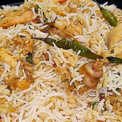 A picture of White chicken biryani.