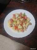 Ensalada de papas cocidas con palitos de cangrejo, atún y huevo duro