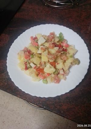 Foto principal de Ensalada de papas cocidas con palitos de cangrejo, atún y huevo duro