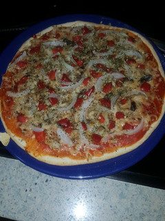 Una foto de Pizza casera de verdura y atún hecha por una en la casa 😋