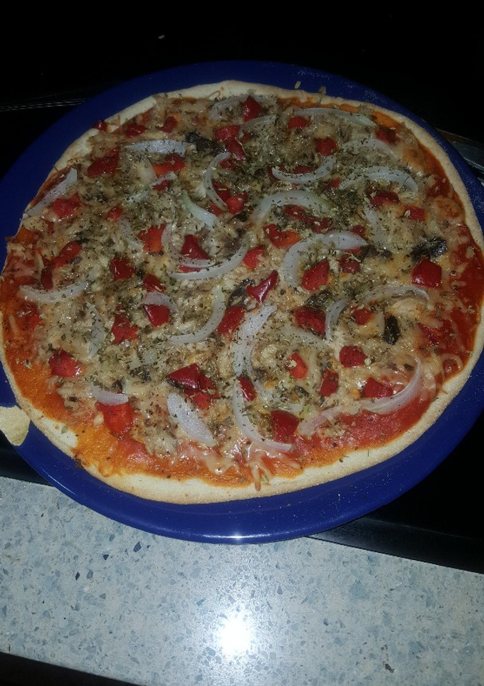 Una foto de Pizza casera de verdura y atún hecha por una en la casa 😋