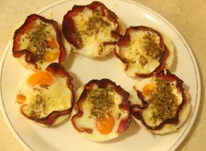 Hình của món Thịt xông khói cuộn trứng.