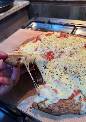 Una foto de Pizza tipo keto harina de lino y almendras