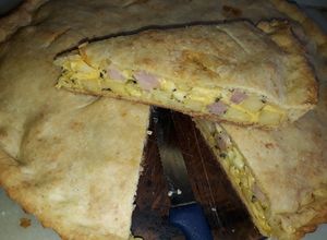 Una foto de Torta de fiambre con la masa súper fácil, y el fiambre en cubos