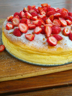 Vaníliás sajttorta natúr eperrel recept fotója