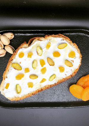 Une photo de Tartine chèvre abricot pistache