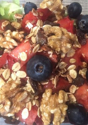 Una foto de Ensalada de frutos y muesli sin sal
