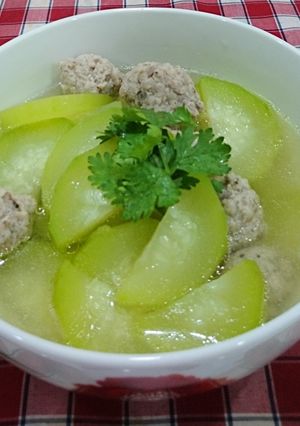 Hình của món Canh bí xanh nấu thịt viên.