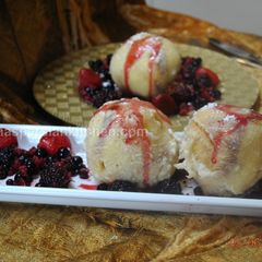 Deep Fried Ice Cream بستنی سرخ شده A picture of Deep Fried Ice Cream بستنی سرخ شده.