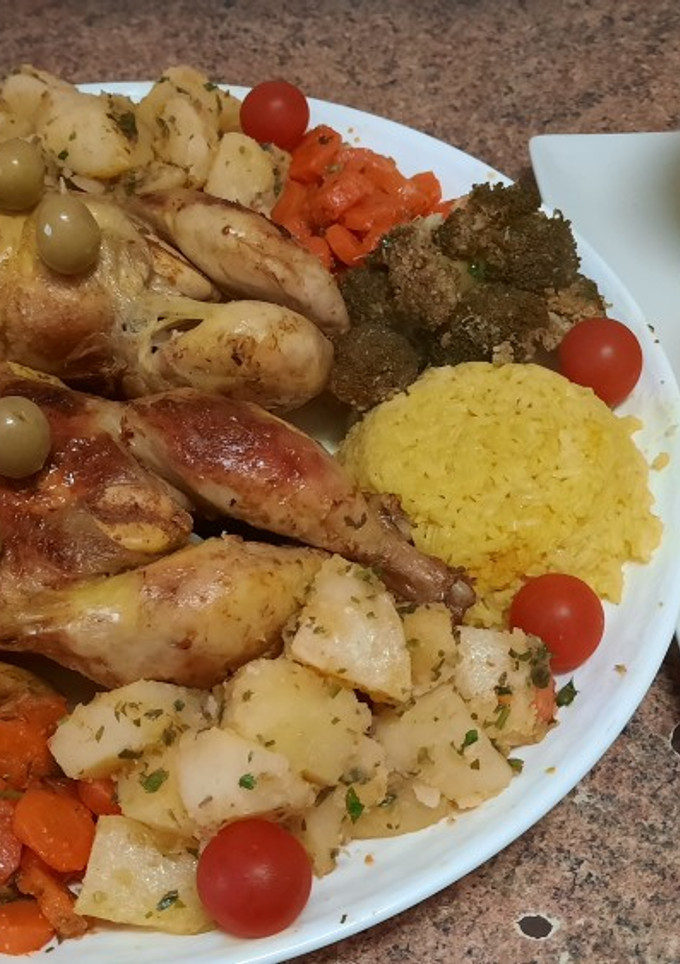 Una foto de Pollo asado al horno con verduras