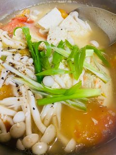 菇菇蕃茄凍豆腐湯(清冰箱)(烤雞骨架子熬湯) 的食譜成品照片