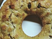 Una foto de budin con chips de chocolate y nueces