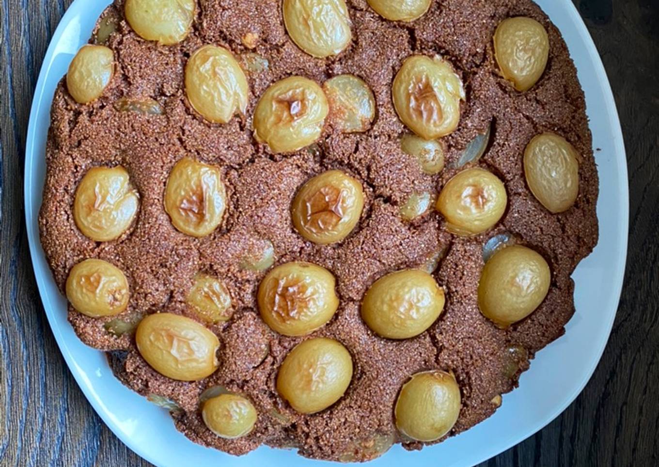 Torta di corn with white grapes and bitter cocoa