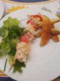 Brochettes de pollo con mostaza, miel, papas rústicas, ensalada