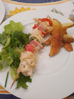 Una foto de Brochettes de pollo con mostaza, miel, papas rústicas, ensalada
