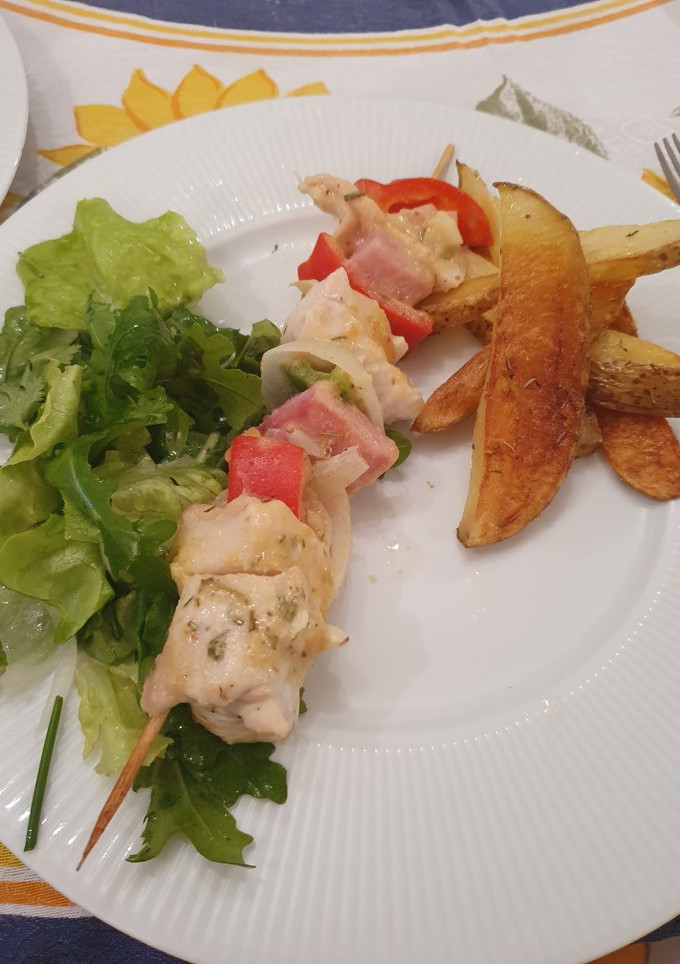 Una foto de Brochettes de pollo con mostaza, miel, papas rústicas, ensalada