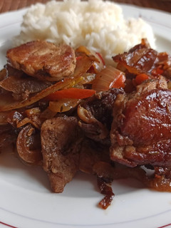 Una foto de Churrasquitos con cebolla, morrón con vino y pimienta