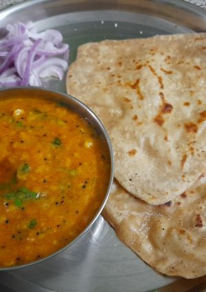 A picture of Pithla with parathas.