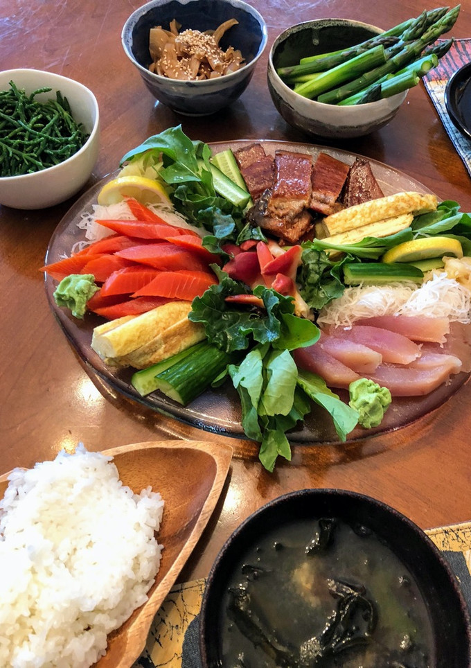 Una foto de Temaki Zushi (Rollo de Sushi estilo DIY)