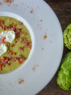 Una foto de Crema de alchachofas con huevo poché