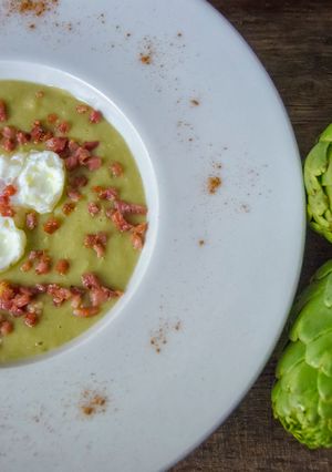 Una foto de Crema de alchachofas con huevo poché