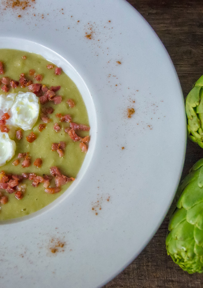 Una foto de Crema de alchachofas con huevo poché