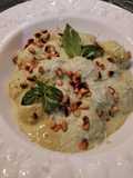 Gnocchi di patate al pesto genovese e robiola