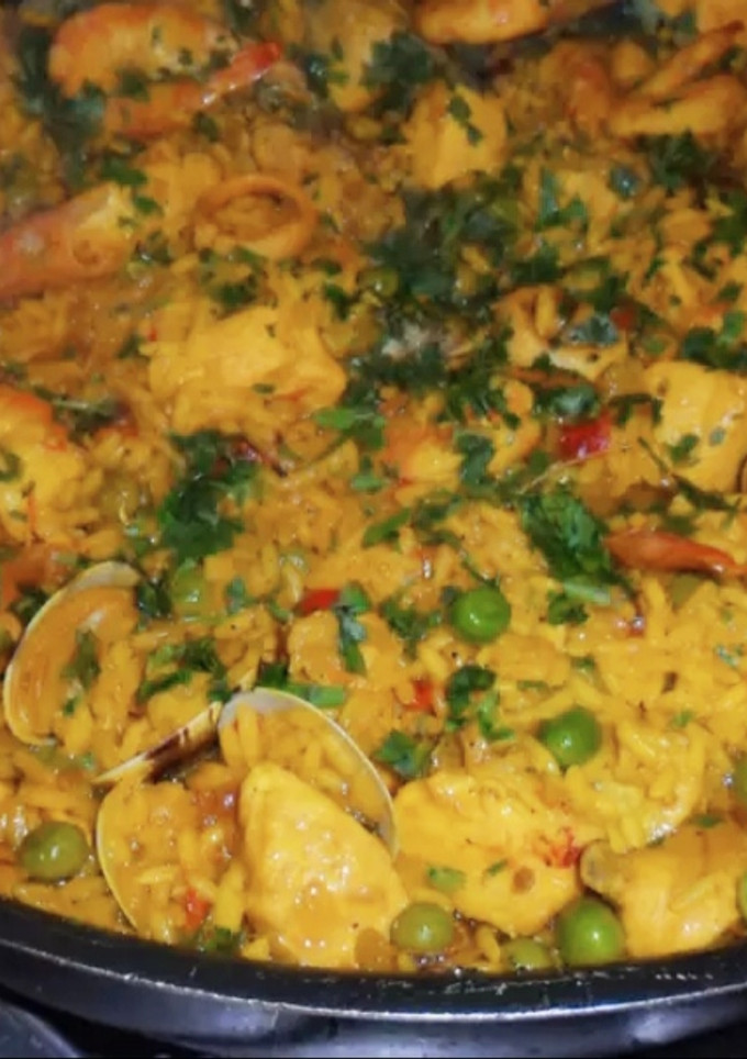 Una foto de Paella mixta a mi manera