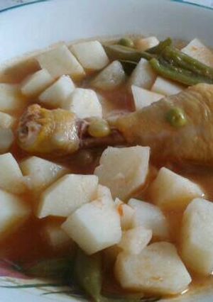 Una foto de Pollo en salsa roja con verduras
