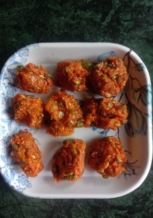 A picture of Mix vegetable fritters / pakodas.