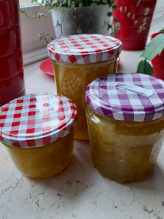 A picture of Grape and apple jam.