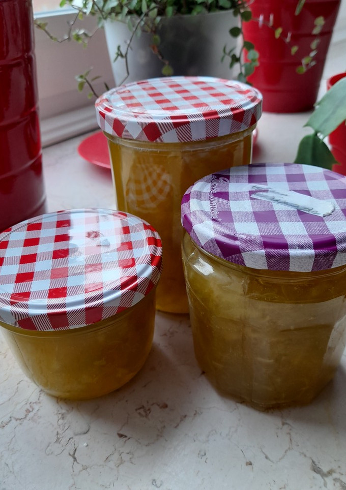 A picture of Grape and apple jam.