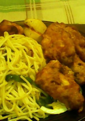 Una foto de Alitas de pollo con espaguetis al huevo, cebolla y morrón