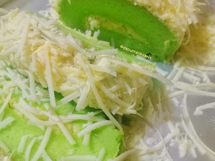 Cara Gampang Menyiapkan Bolu gulung pandan keju, Bisa Manjain Lidah