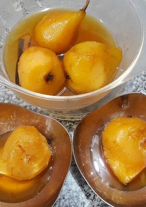 Una foto de Peras con almíbar de especias y azafrán