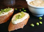 Una foto de hummus zanahoria y ajo