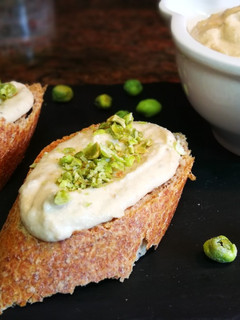Una foto de Hummus de garbanzos con levadura nutricional y atún