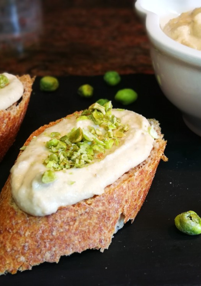 Una foto de Hummus de garbanzos con levadura nutricional y atún