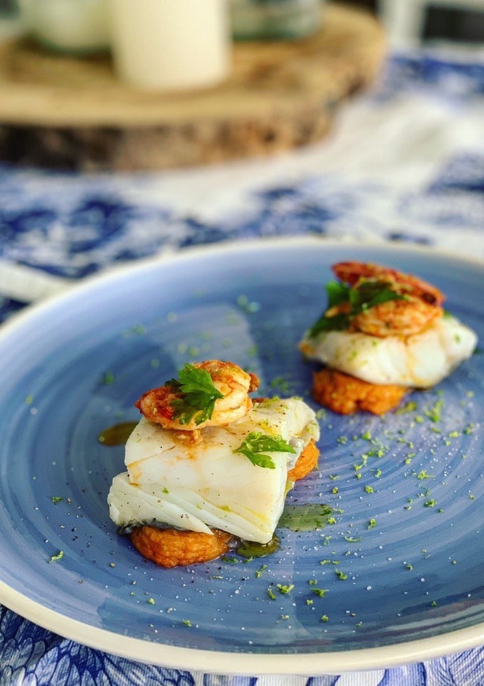 Una foto de Bacalao a baja temperatura con puré de patata al pimentón