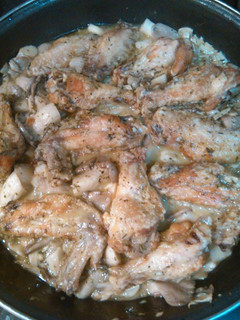Una foto de Alitas de pollo al ajillo con setas