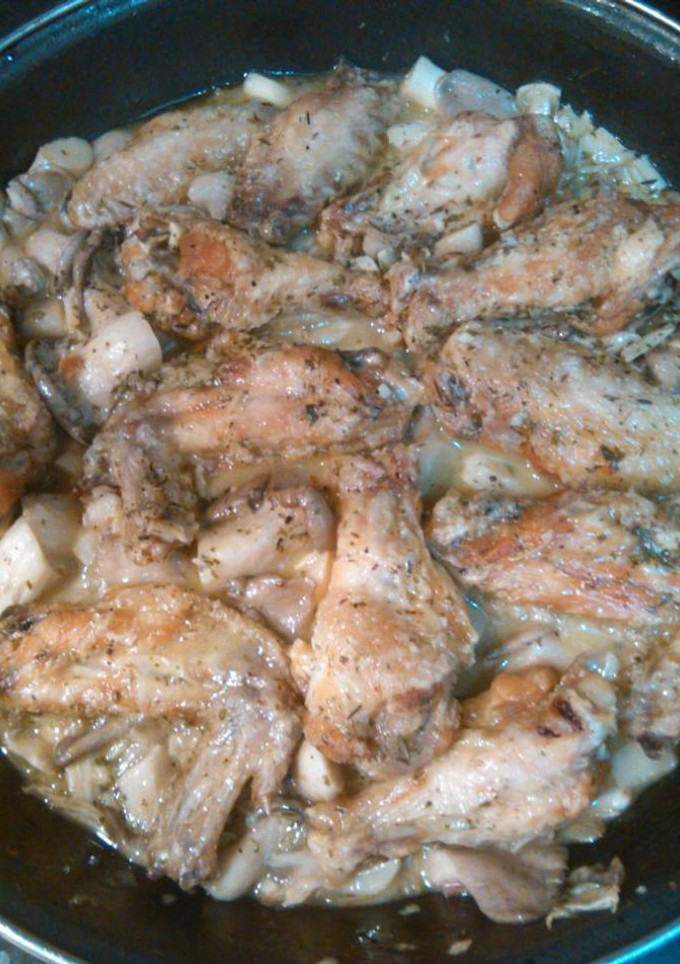 Una foto de Alitas de pollo al ajillo con setas