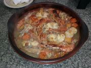 Una foto de sopa de tomate y albahaca