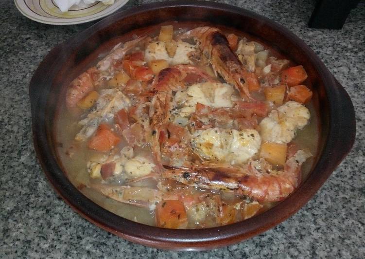 Cazuela de rape con gambones frescos