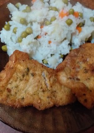 Una foto de Mila de pescado con ensaladas