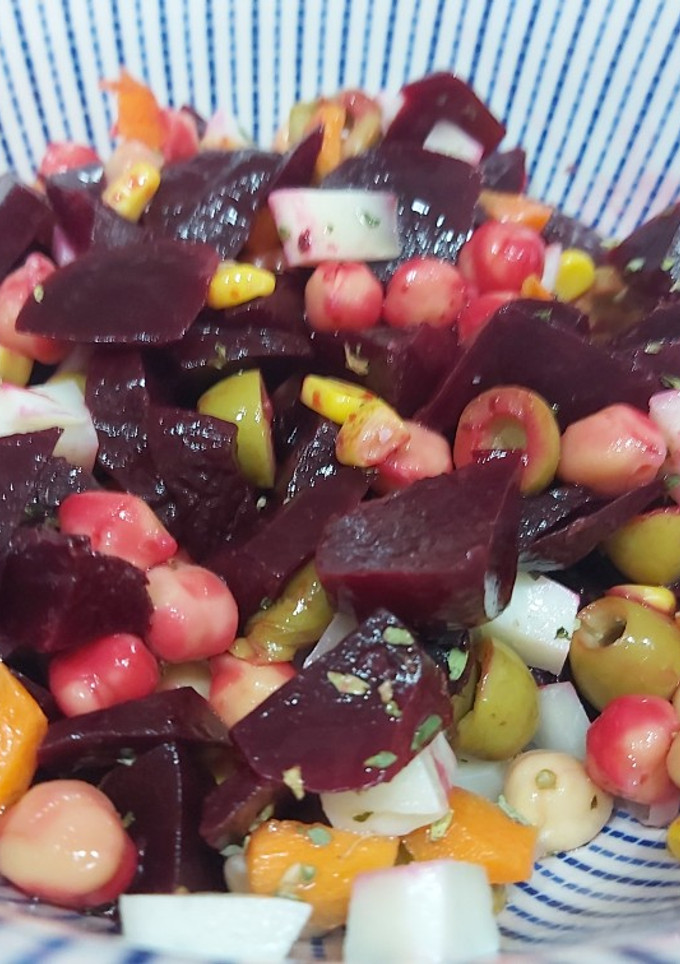 Una foto de Ensalada de remolacha con garbanzos