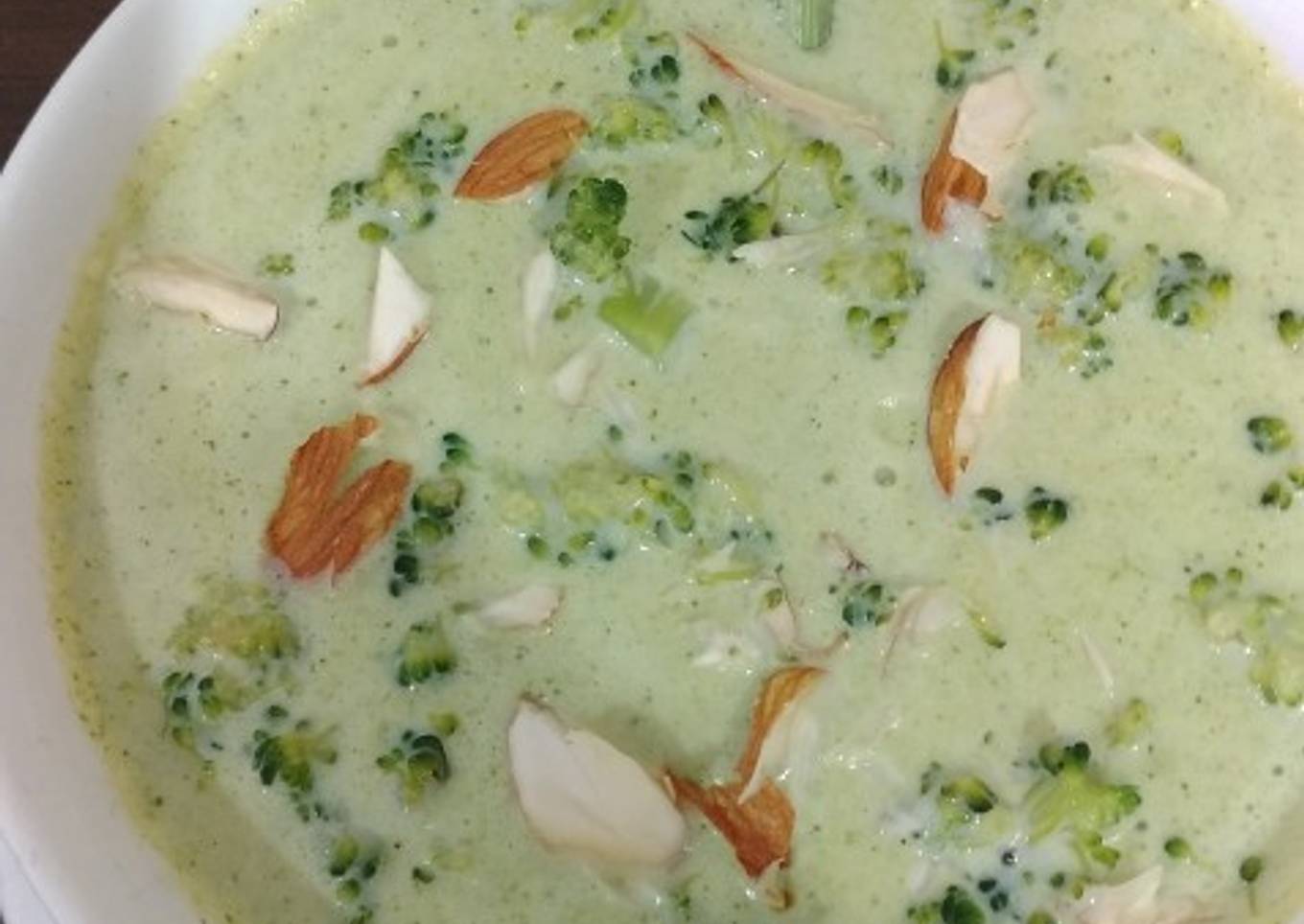 Almond soup with broccoli